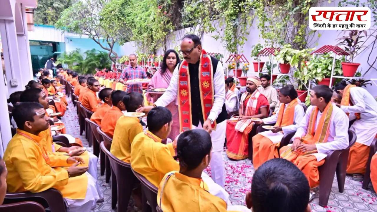 चोटी खींचना महाअपराध है… बोले ब्रजेश पाठक, शंकराचार्य विवाद के बीच 101 बटुकों को आवास पर बुलाकर किया सम्मान Brajesh Pathak