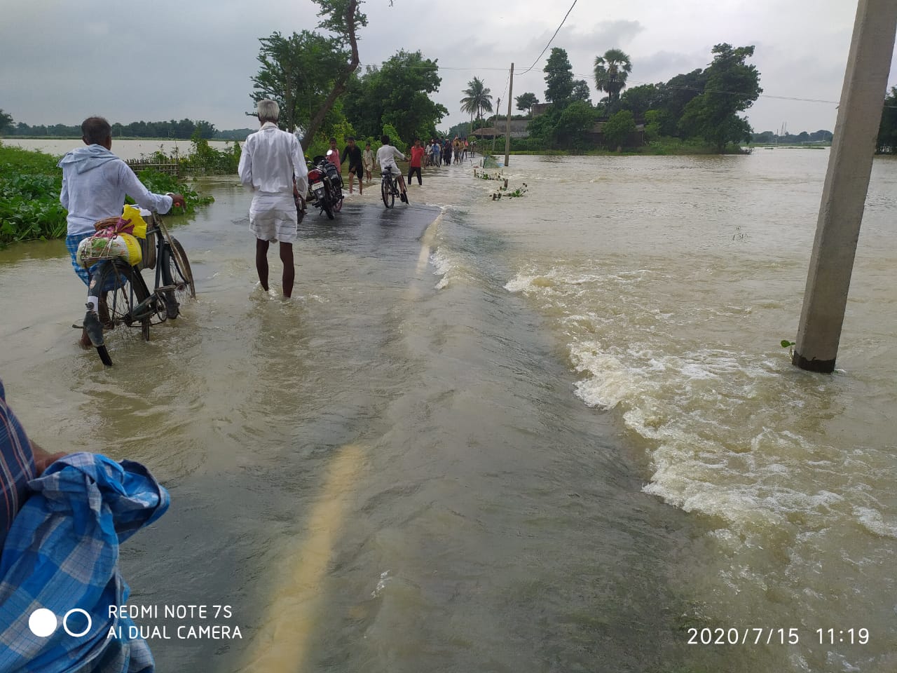 शंकर नगर मोहल्ले की मुख्य सड़क कीचड़ में तब्दील