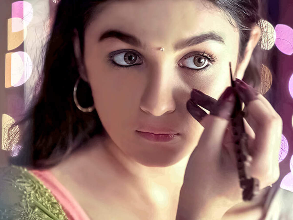 मार्किट के काजल आपकी आंखों नहीं करते हैं सूट, तो इन सामग्रियों से बनाएं घर का काजल