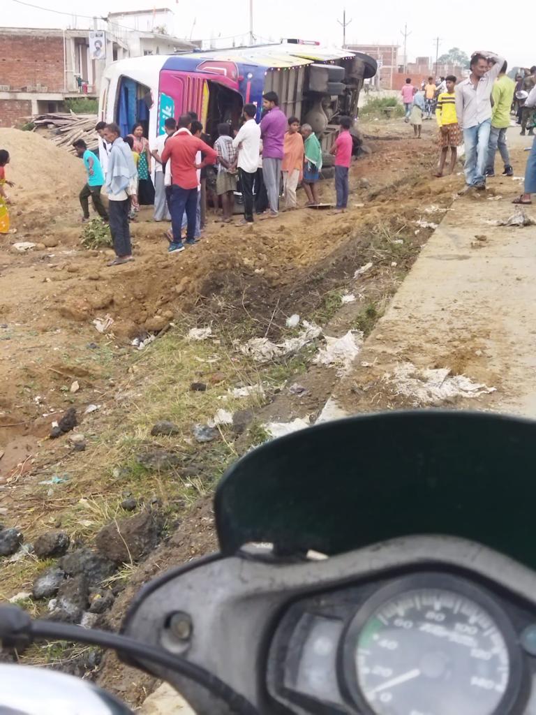 कोलकाता से वृंदावन जा रही तीर्थयात्रियों से भरी बस पलटी,