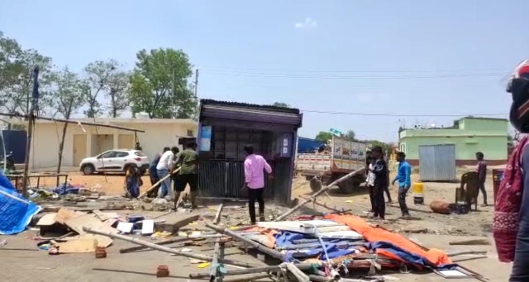 अतिक्रमण कर बनाई गईं दुकानों पर प्रशासन का चला बुलडोजर