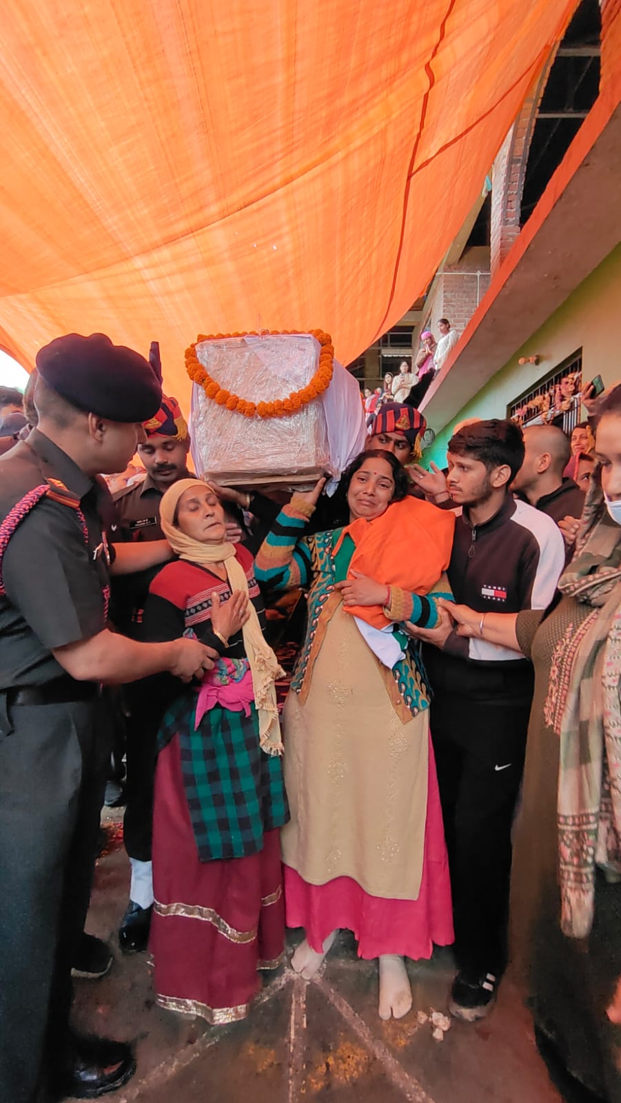 देश के लिए शहीद हुए वीर सपूत की अर्थी को मां और पत्नी ने दिया कंधा