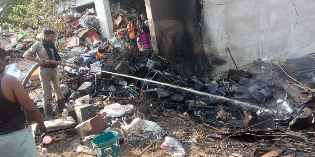 कोडरमा में कबाड़ दुकान में आग लगने से हजारों का नुकसान