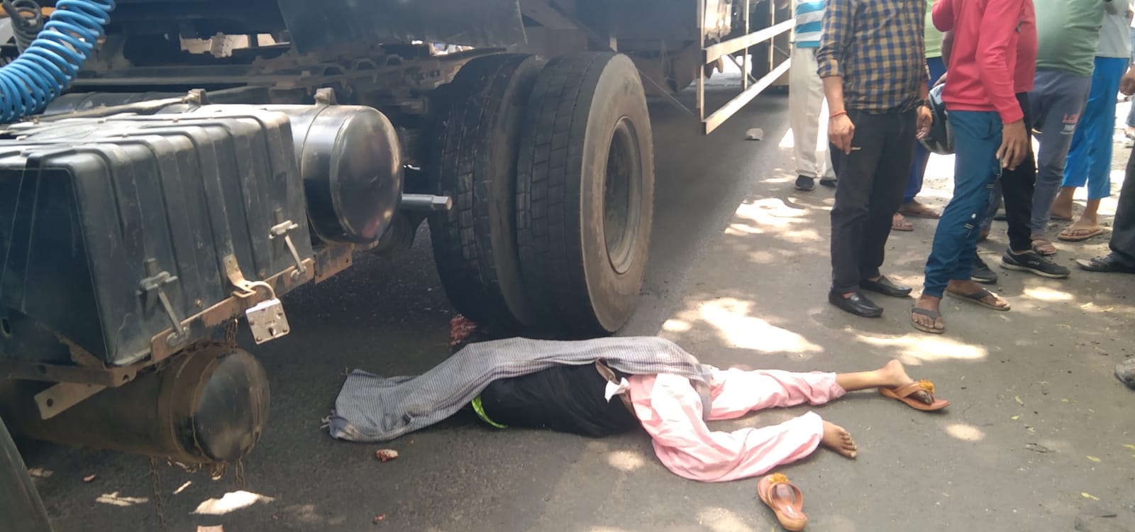 ट्रक ने स्कूटी सवार को मारी टक्कर, महिला की मौत, पति और बच्चा घायल