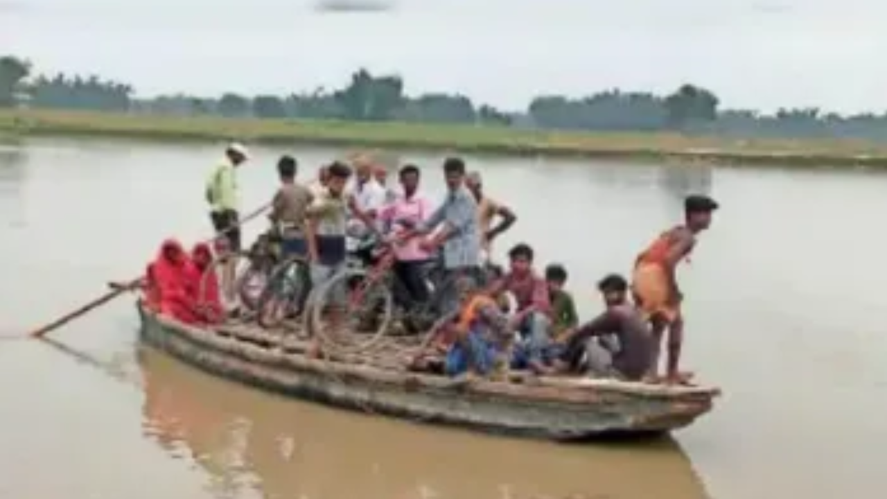 दिबांग नदी में पलटी नाव