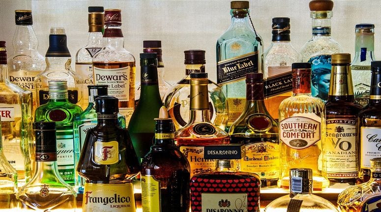 दो युवकों ने मुफ्त में शराब नही देने पर तोड़ा दुकान का शटर,