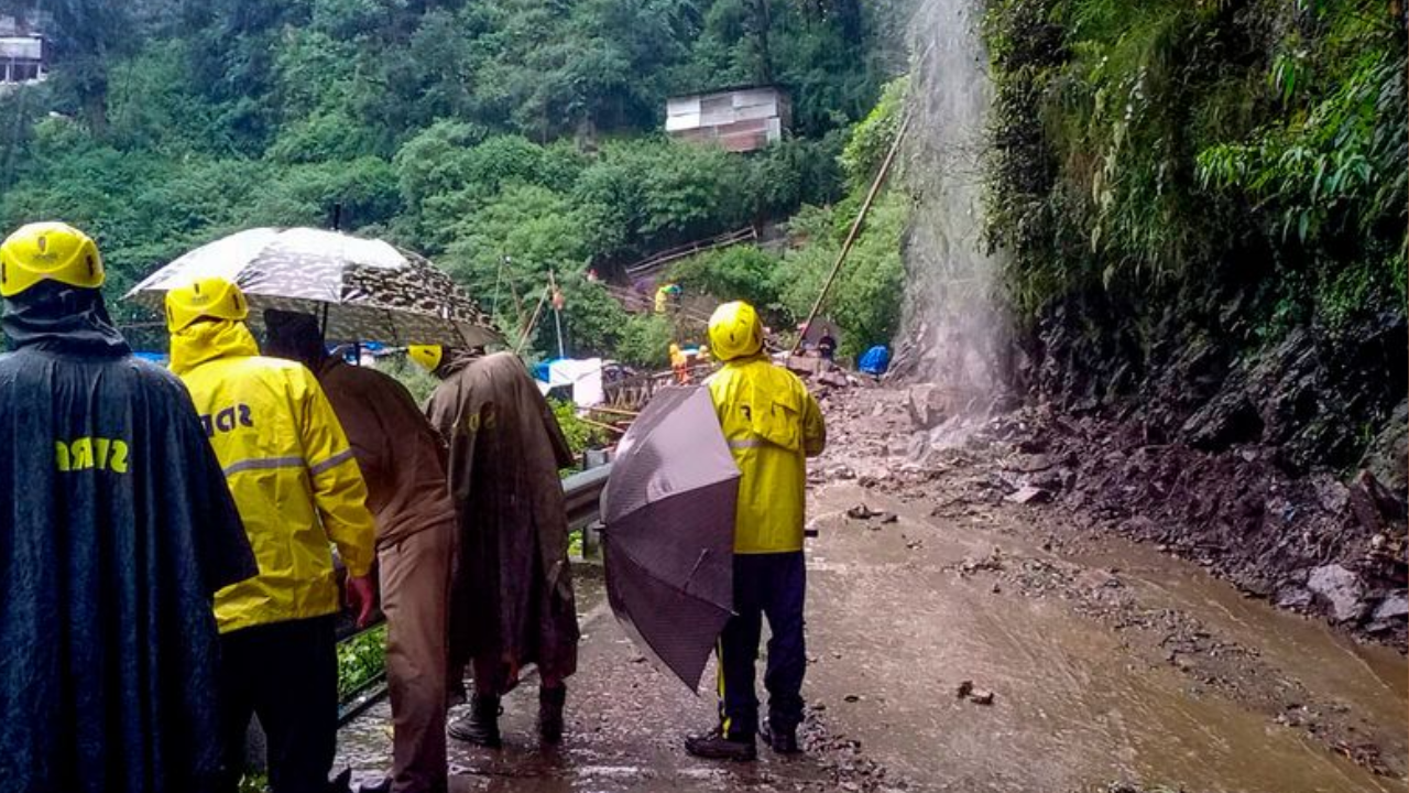 Uttarakhand News: गौरीकुंड में भूस्खलन से 12 लोग लापता,