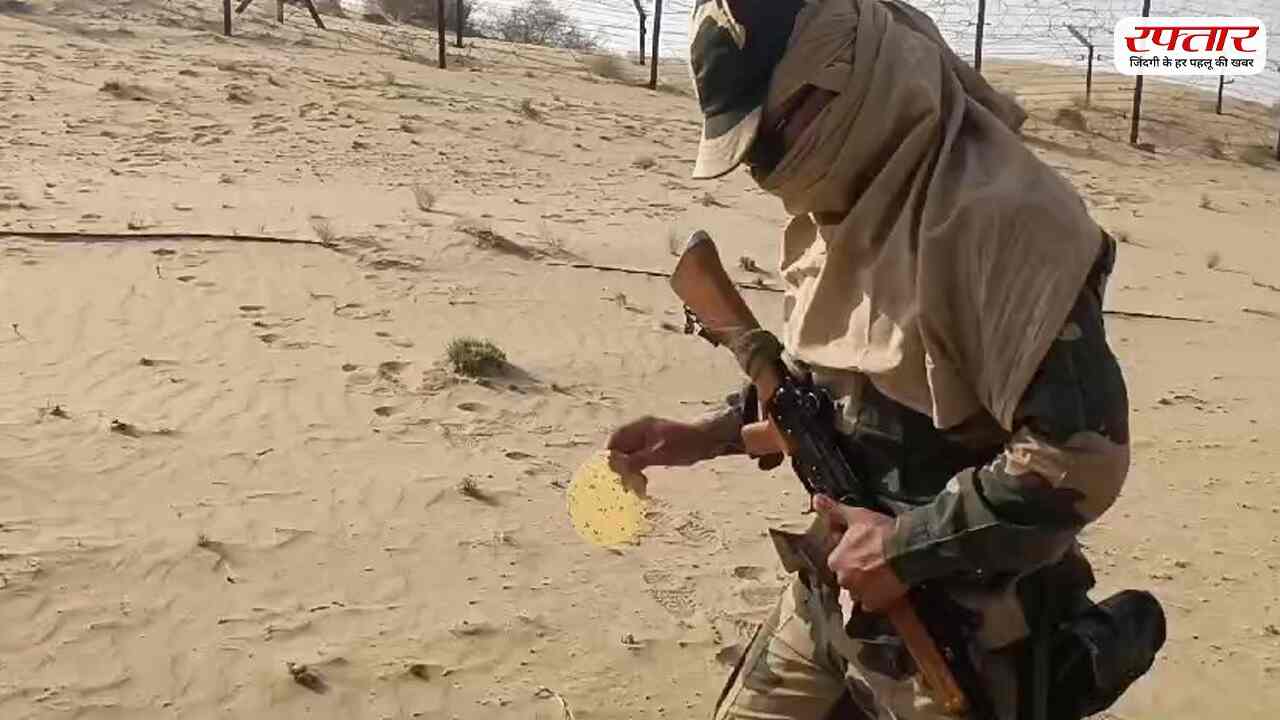 भारतीय जवान का बीकानेर में तपती रेत पर पापड़ सेंकते हुए फोटों