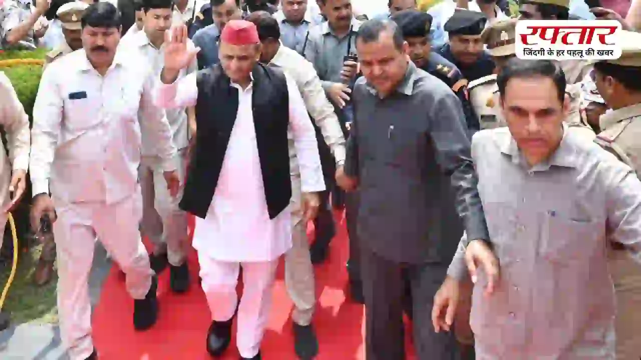 Political Kissa: साइकिल से ऑफिस पहुंचे CM, फिर चाचा को कैबिनेट से किया बाहर ऐसे बनी अखिलेश यादव की अलग पहचान, जानिए दिलचस्प किस्से