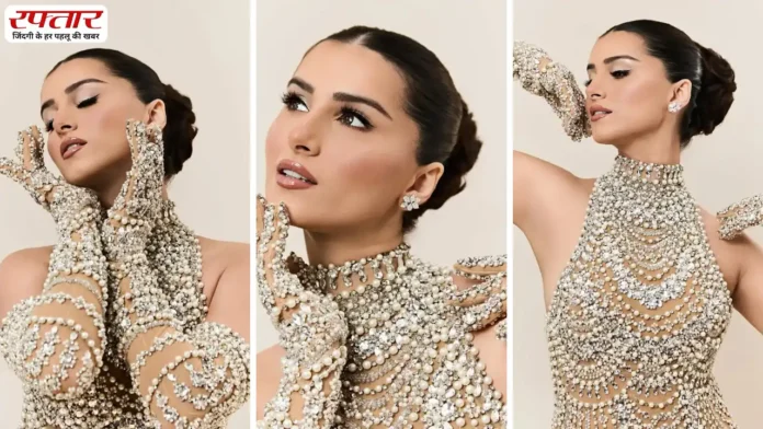 Tara Sutaria मोतियों से सजी एक बेहद खूबसूरत पोशाक में आधुनिक विक्टोरियन सौंदर्य का स्पर्श बिखेर रही हैं।