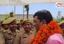 रामपुर SP की विदाई पर फूट-फूटकर रोईं महिला सिपाही, कप्तान विद्यासागर भी हुए भावुक; सिर पर हाथ रखकर कराया शांत