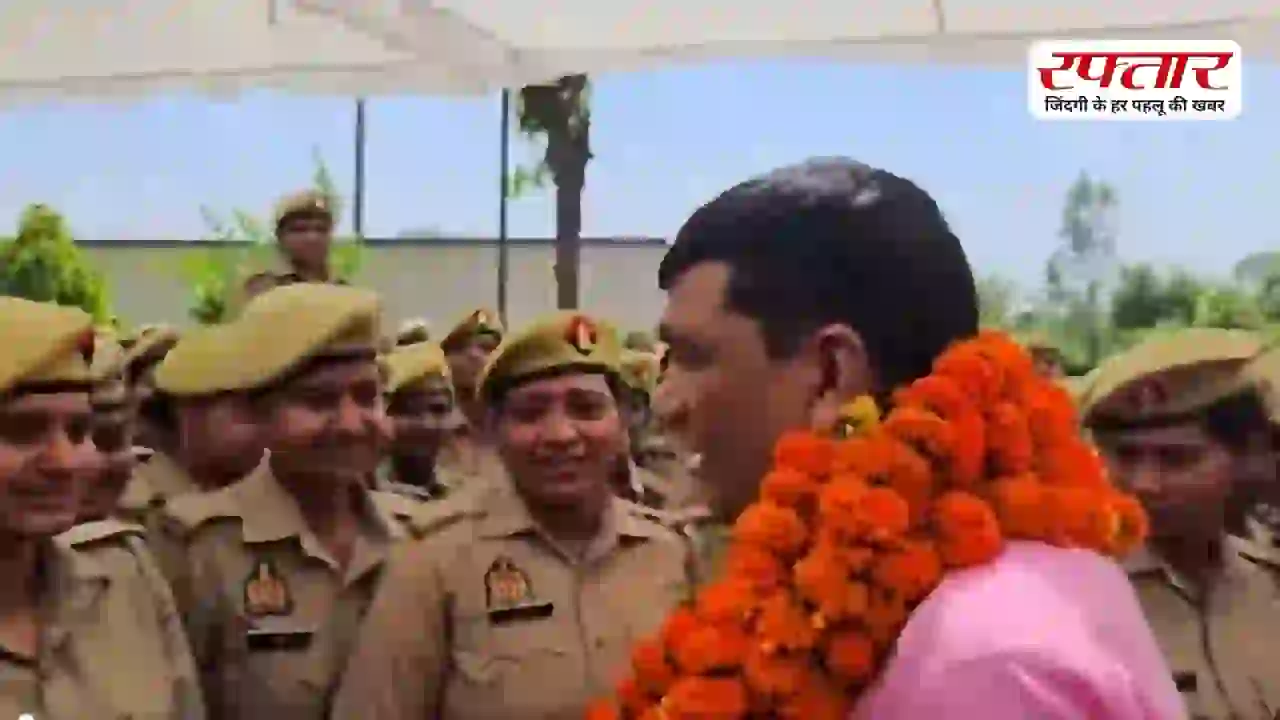 रामपुर SP की विदाई पर फूट-फूटकर रोईं महिला सिपाही, कप्तान विद्यासागर भी हुए भावुक; सिर पर हाथ रखकर कराया शांत