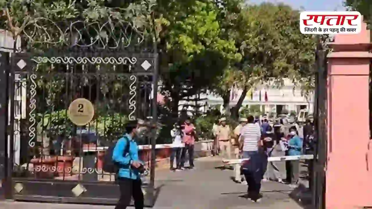 दिल्ली विधानसभा में सुरक्षा में बड़ी चूक: गेट तोड़कर घुसी अज्ञात कार, स्पीकर की गाड़ी पर फेंकी स्याही