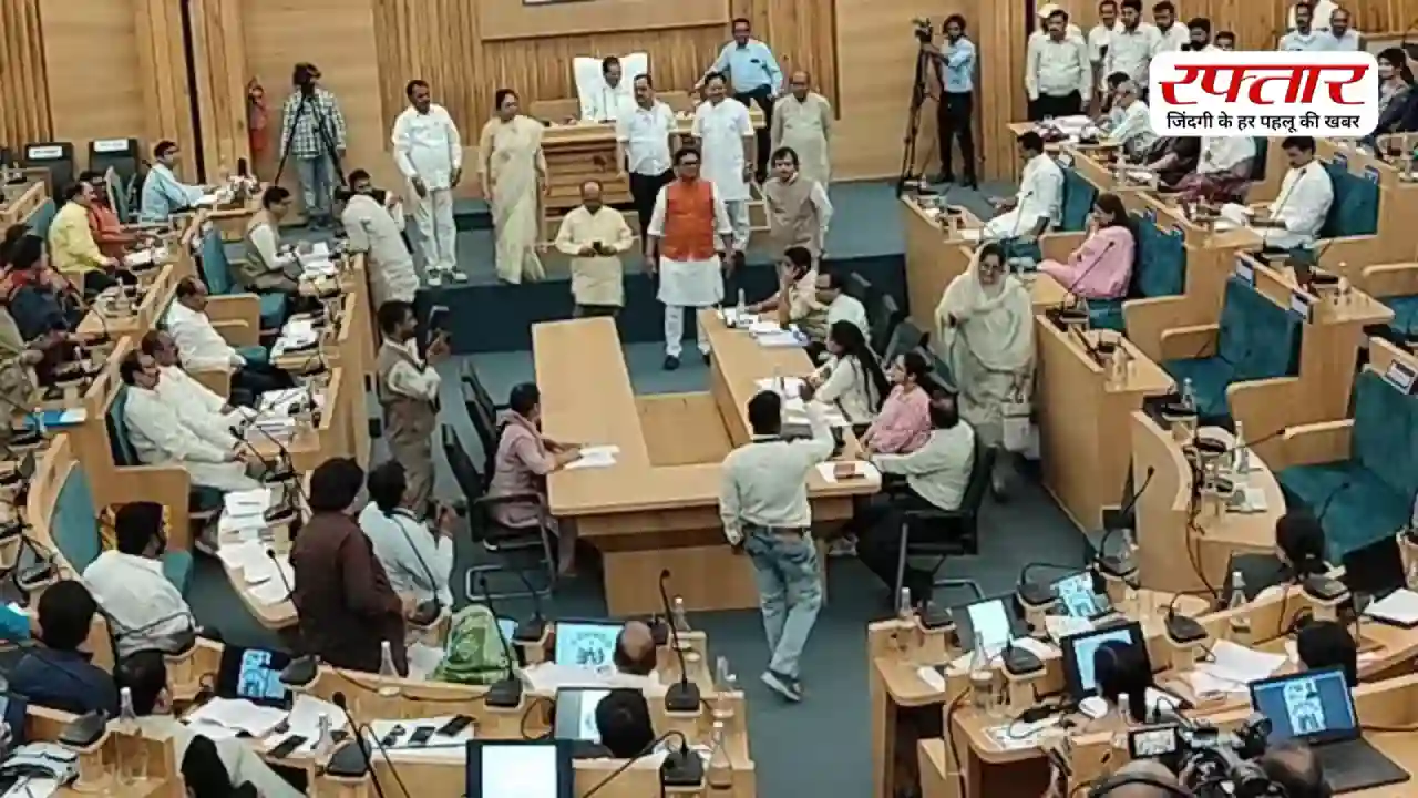 इंदौर में वंदे मातरम् पर मचा बवाल: कांग्रेस की दो महिला पार्षदों ने गीत गाने से किया इनकार तो… पुलिस ने दर्ज किया केस; जानिए क्या है पूरा मामला?