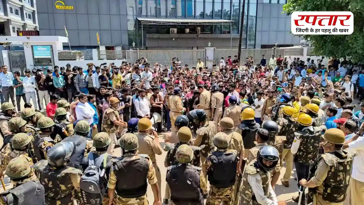 नोएडा में मजदूर आंदोलन के बाद श्रम विभाग की बड़ी कार्रवाई, 20 कंपनियों के ठेकेदारों को नोटिस जारी