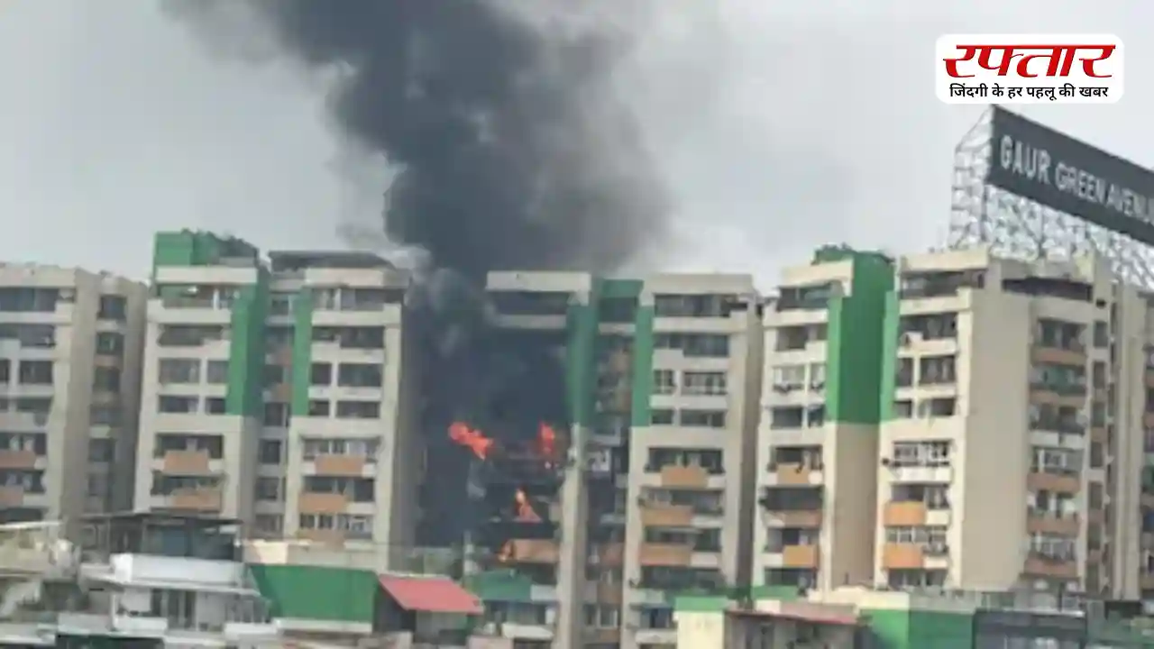 गाजियाबाद के इंदिरापुरम स्थित गौर ग्रीन सोसाइटी में लगी भीषण आग, मौके पर पहुंचीं दमकल की कई गाड़ियां