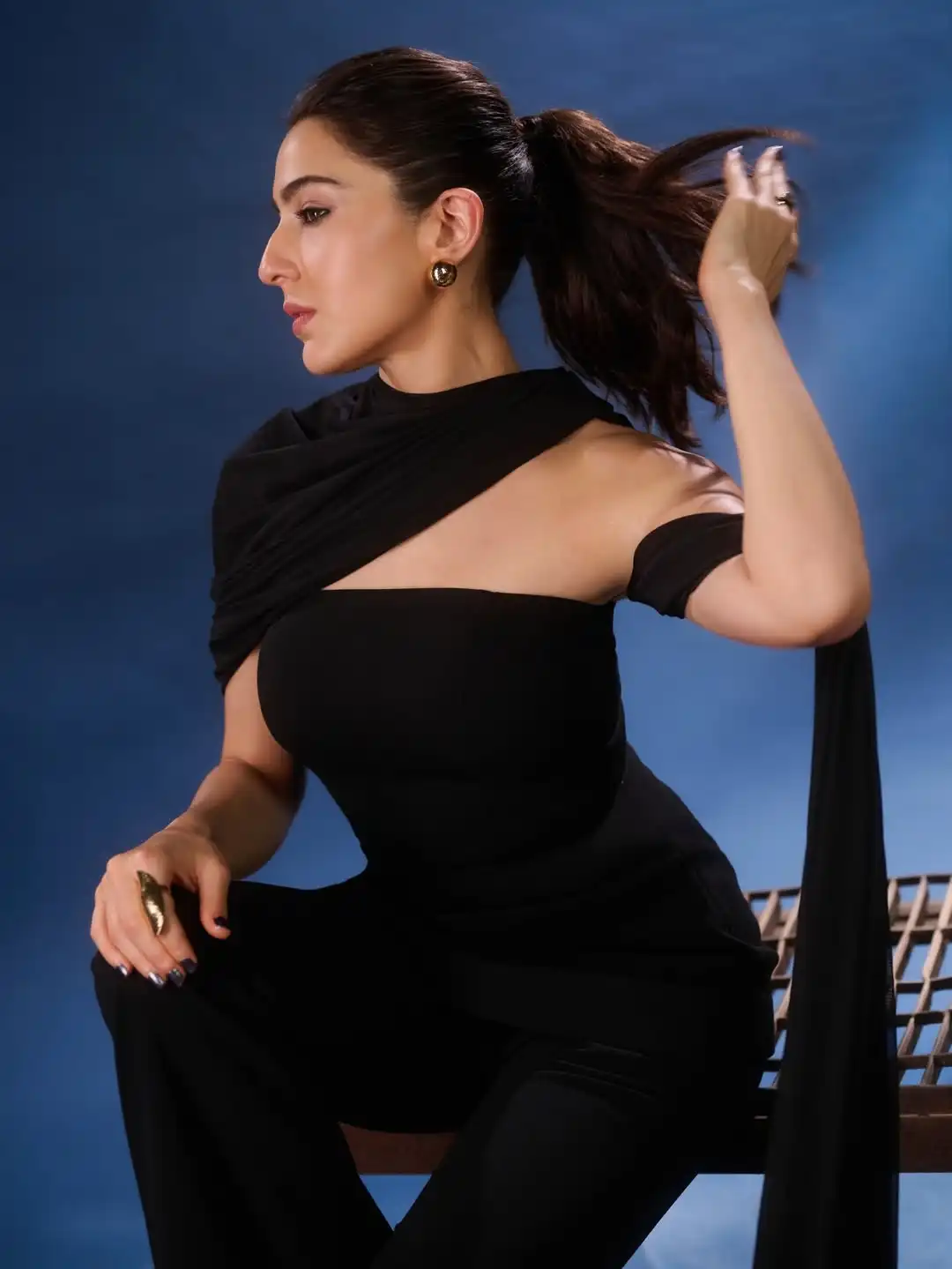 Sara Ali Khan In Black Outfit (Credit: Instagram) 