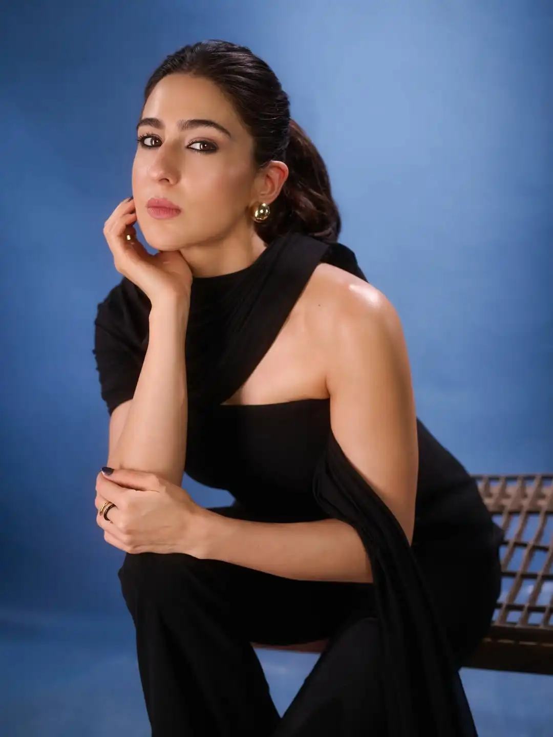 Sara Ali Khan In Black Outfit (Credit: Instagram) 