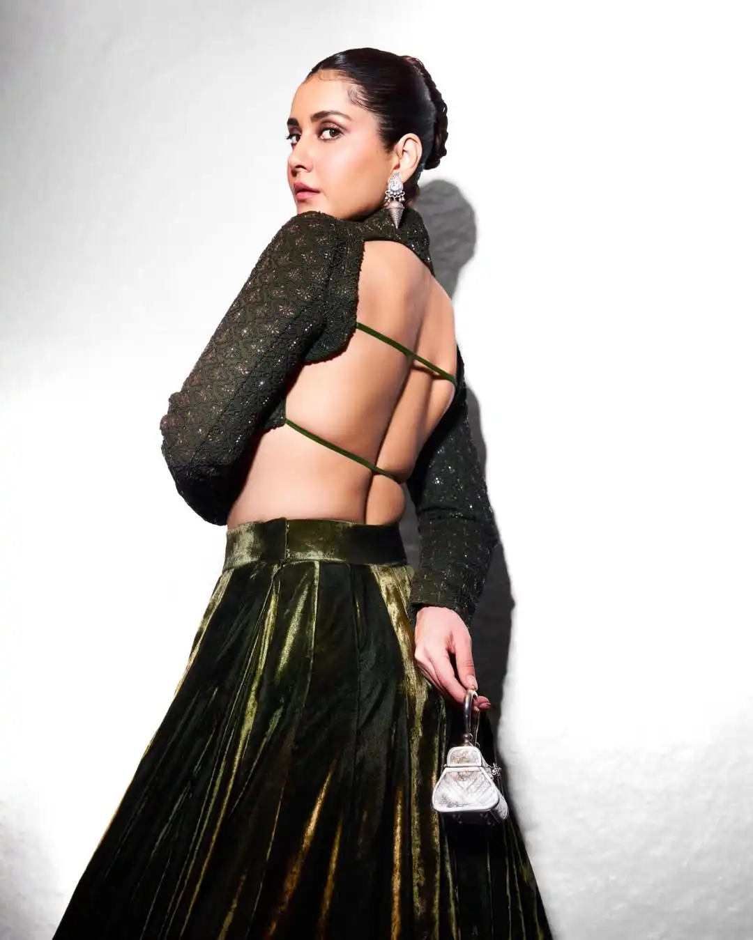 Raashii Khanna Bold Look (Credit: Instagram) 