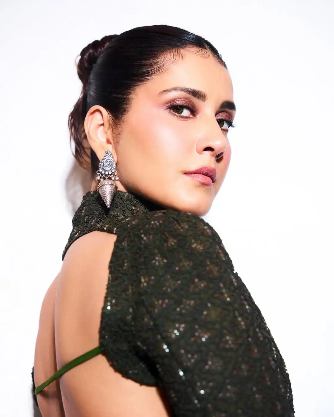 Raashii Khanna Bold Look (Credit: Instagram) 