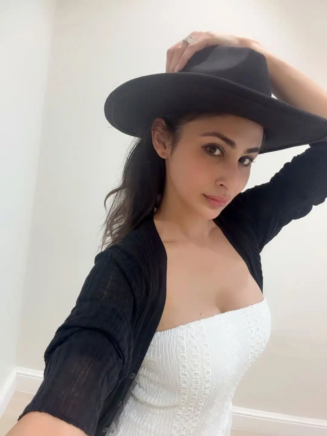 Mouni Roy Glamorous Photoshoot (Credit: Instagram) 