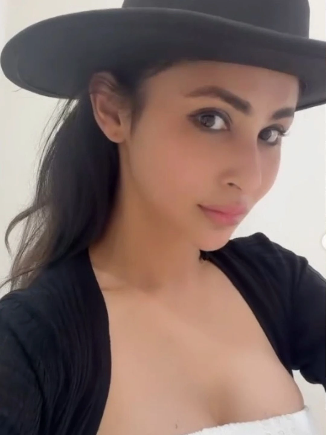 Mouni Roy Glamorous Photoshoot (Credit: Instagram) 