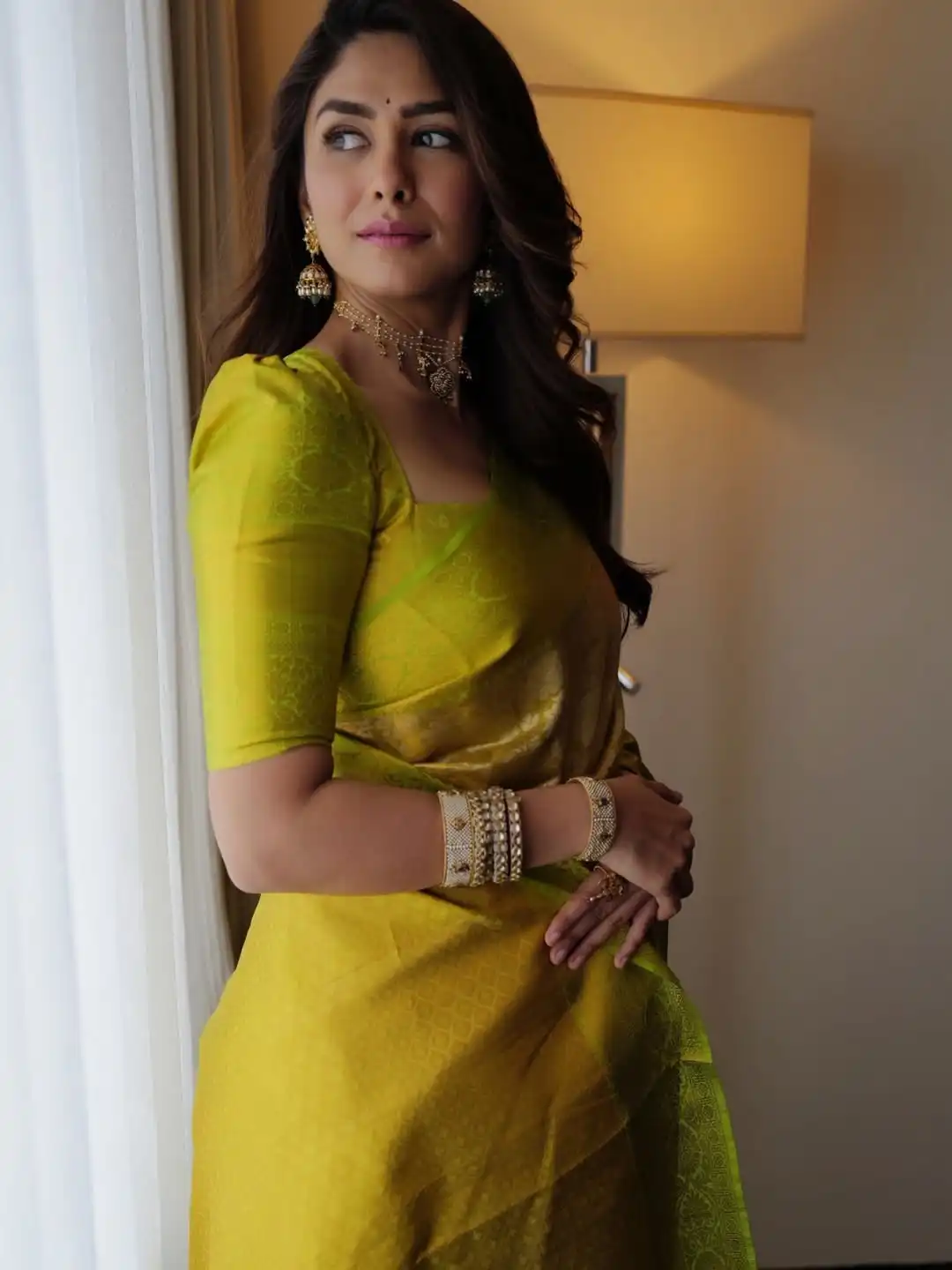 Mrunal Thakur Ethnic Look (Credit: Instagram) 