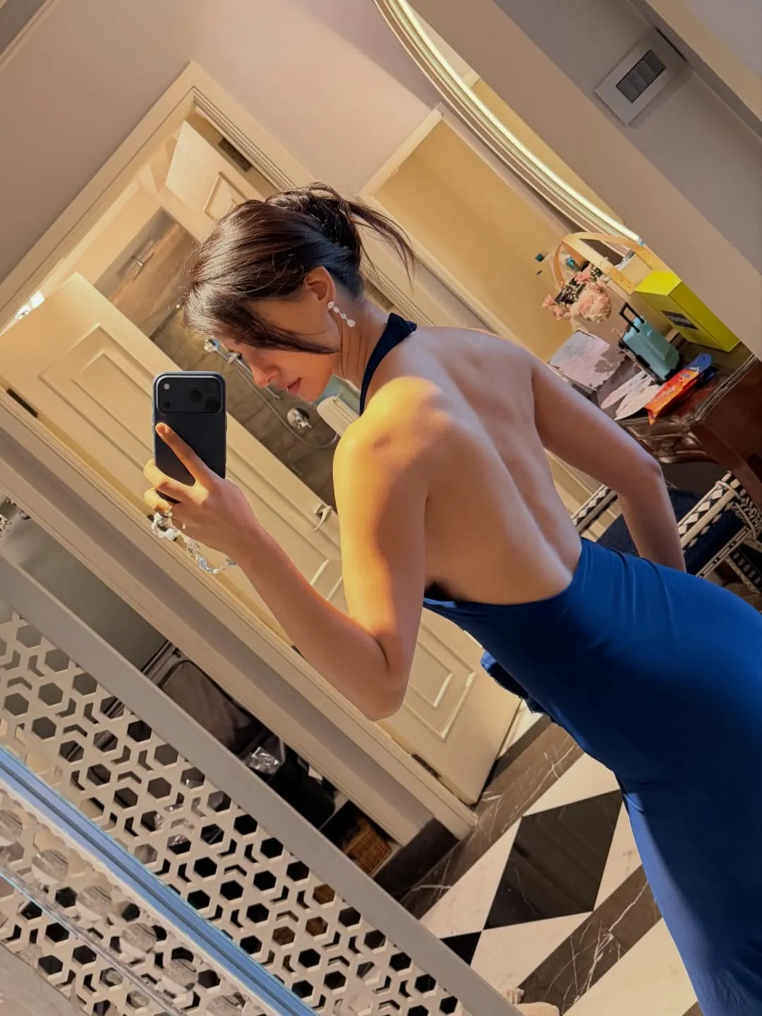 Disha Patani - Mirror Selfi (Credit: Instagram) 