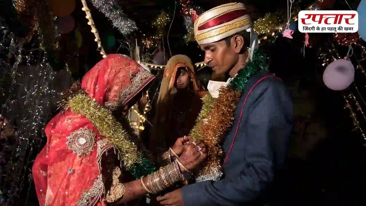 Girl Child Marriage: पढ़ाई की उम्र में हो रही बेटियों की शादी, रिपोर्ट में सामने आए चौंकाने वाले आंकड़े